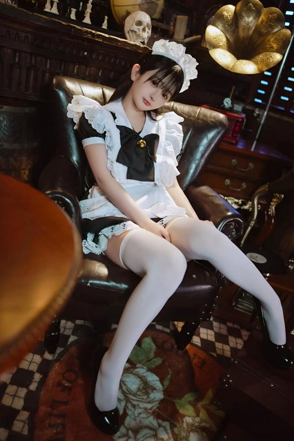 桜井宁宁 樱井宁宁  桜井宁宁 - 新符文女仆，复古书房场景的经典黑白制服诱惑，软萌纯欲，展现极致的女仆角色扮演魅力第15张图片