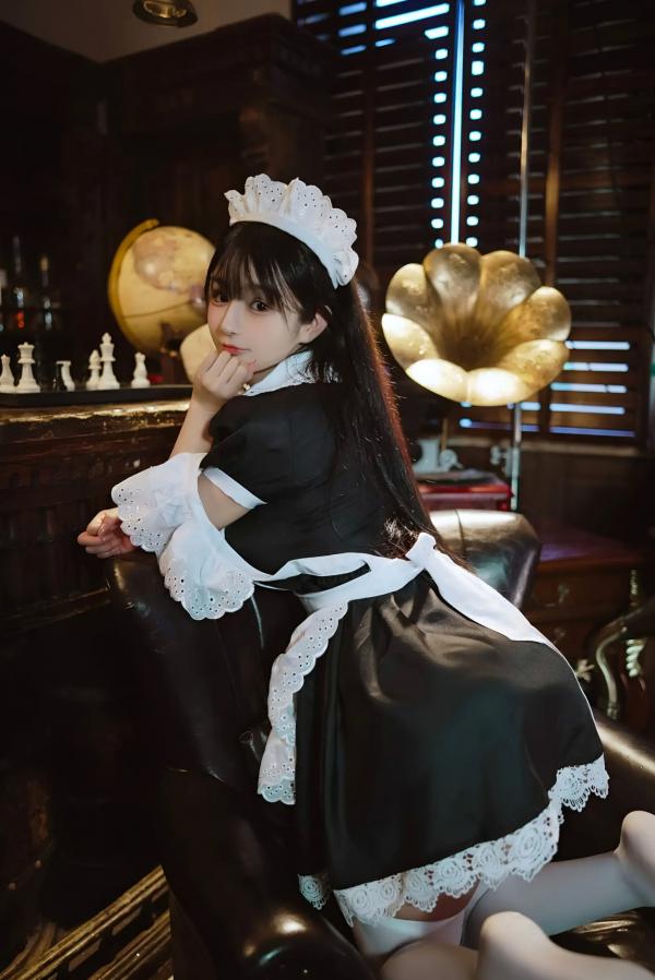桜井宁宁 樱井宁宁  桜井宁宁 - 新符文女仆，复古书房场景的经典黑白制服诱惑，软萌纯欲，展现极致的女仆角色扮演魅力第24张图片