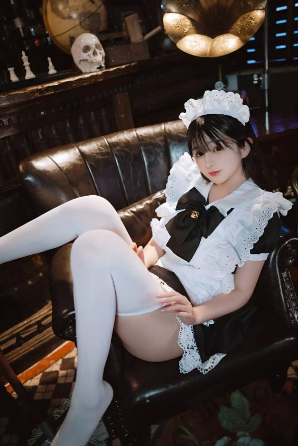桜井宁宁 樱井宁宁  桜井宁宁 - 新符文女仆，复古书房场景的经典黑白制服诱惑，软萌纯欲，展现极致的女仆角色扮演魅力第26张图片