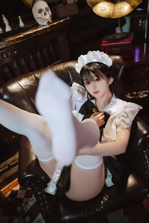 桜井宁宁 樱井宁宁  桜井宁宁 - 新符文女仆，复古书房场景的经典黑白制服诱惑，软萌纯欲，展现极致的女仆角色扮演魅力第34张图片