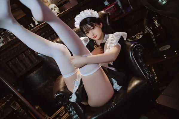 桜井宁宁 樱井宁宁  桜井宁宁 - 新符文女仆，复古书房场景的经典黑白制服诱惑，软萌纯欲，展现极致的女仆角色扮演魅力第35张图片