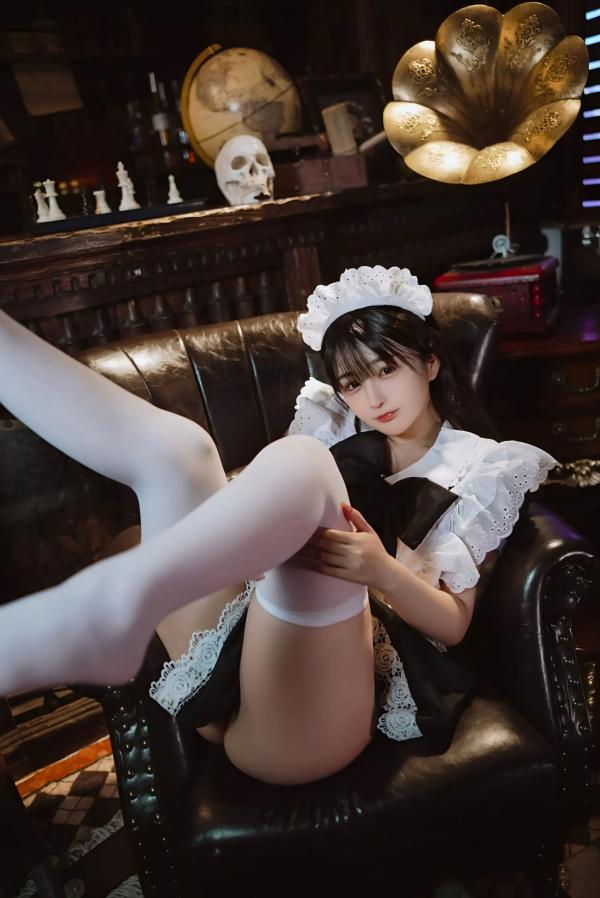 桜井宁宁 樱井宁宁  桜井宁宁 - 新符文女仆，复古书房场景的经典黑白制服诱惑，软萌纯欲，展现极致的女仆角色扮演魅力第36张图片