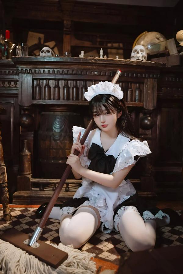 桜井宁宁 樱井宁宁  桜井宁宁 - 新符文女仆，复古书房场景的经典黑白制服诱惑，软萌纯欲，展现极致的女仆角色扮演魅力第42张图片
