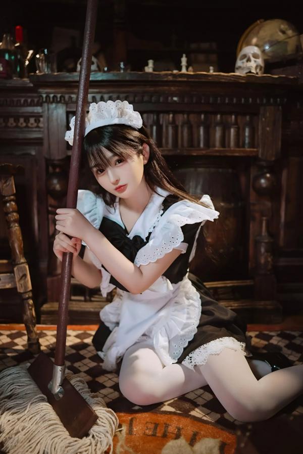 桜井宁宁 樱井宁宁  桜井宁宁 - 新符文女仆，复古书房场景的经典黑白制服诱惑，软萌纯欲，展现极致的女仆角色扮演魅力第44张图片
