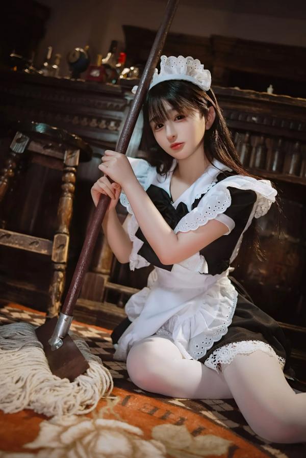 桜井宁宁 樱井宁宁  桜井宁宁 - 新符文女仆，复古书房场景的经典黑白制服诱惑，软萌纯欲，展现极致的女仆角色扮演魅力第45张图片