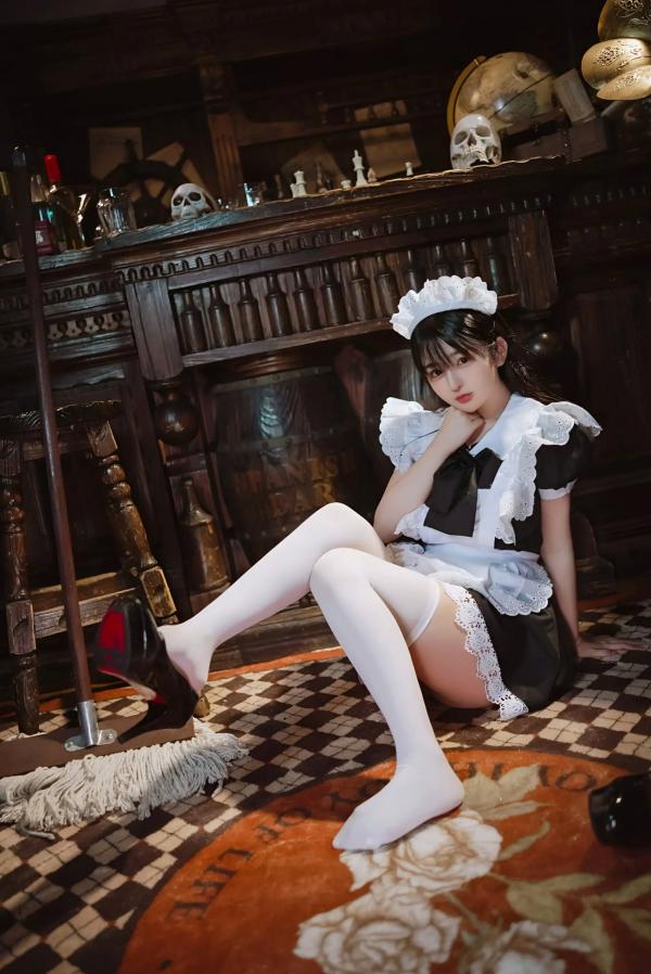 桜井宁宁 樱井宁宁  桜井宁宁 - 新符文女仆，复古书房场景的经典黑白制服诱惑，软萌纯欲，展现极致的女仆角色扮演魅力第46张图片