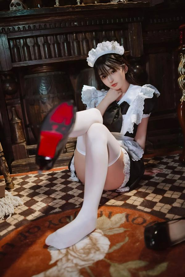 桜井宁宁 樱井宁宁  桜井宁宁 - 新符文女仆，复古书房场景的经典黑白制服诱惑，软萌纯欲，展现极致的女仆角色扮演魅力第47张图片