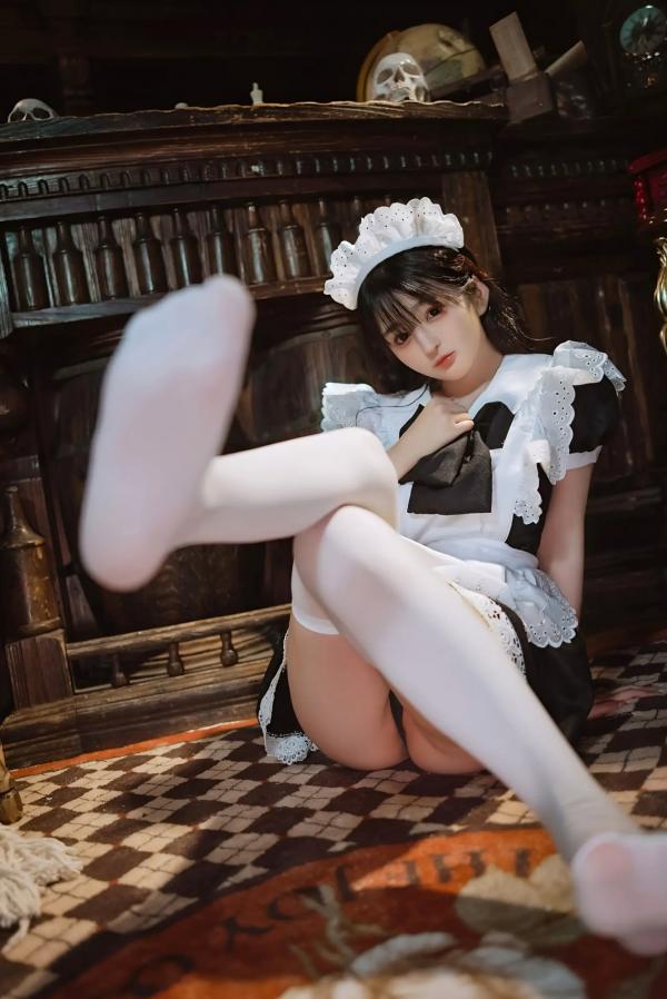 桜井宁宁 樱井宁宁  桜井宁宁 - 新符文女仆，复古书房场景的经典黑白制服诱惑，软萌纯欲，展现极致的女仆角色扮演魅力第48张图片