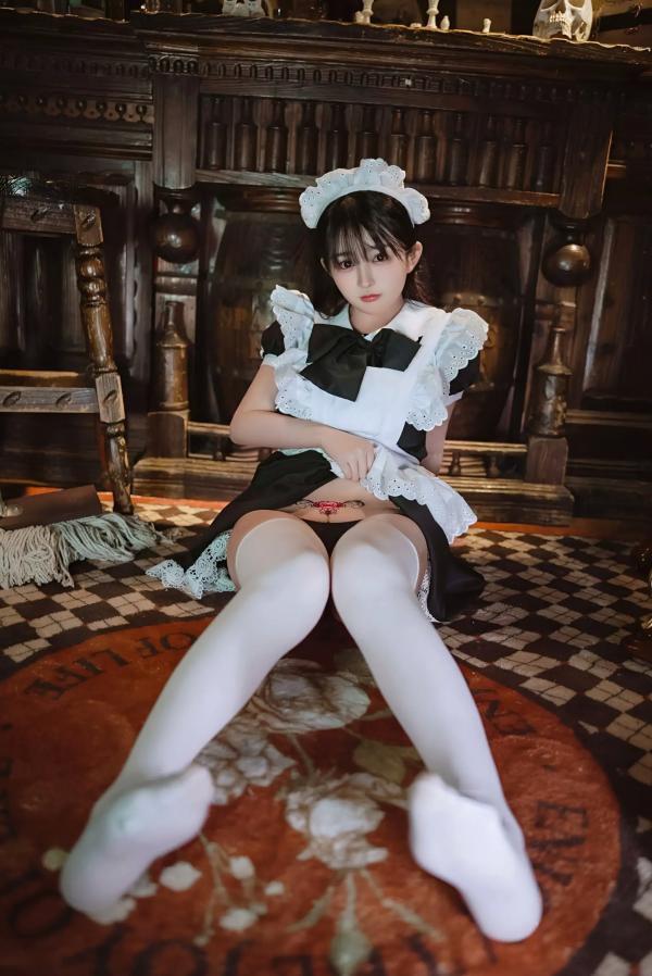 桜井宁宁 樱井宁宁  桜井宁宁 - 新符文女仆，复古书房场景的经典黑白制服诱惑，软萌纯欲，展现极致的女仆角色扮演魅力第57张图片