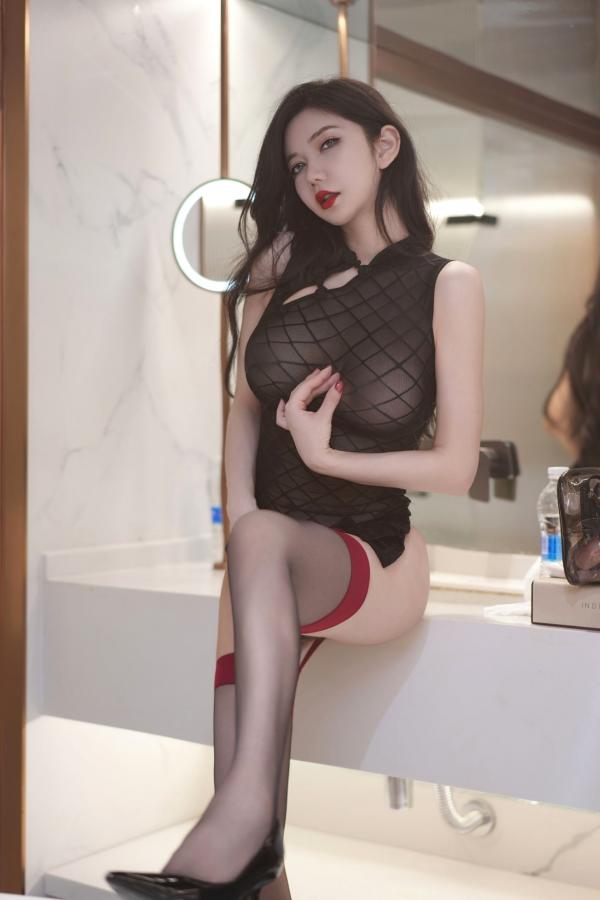心妍小公主 李妍曦  尤蜜荟心妍小公主私拍：黑色透视薄纱极致诱惑，红丝黑蕾丝打造大尺度私房照呈现第25张图片