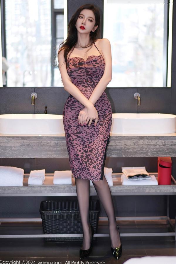 心妍小公主 李妍曦  XiuRen秀人网-8543-心妍小公主-豹纹吊带短裙黑丝诱惑-性感大尺度私房写真第4张图片