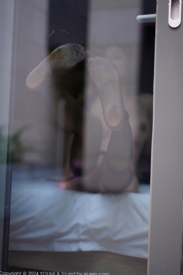 心妍小公主 李妍曦  尤蜜荟心妍小公主墨绿印花吊带短裙，黑丝私房诱惑，极致傲人身材性感写真第57张图片