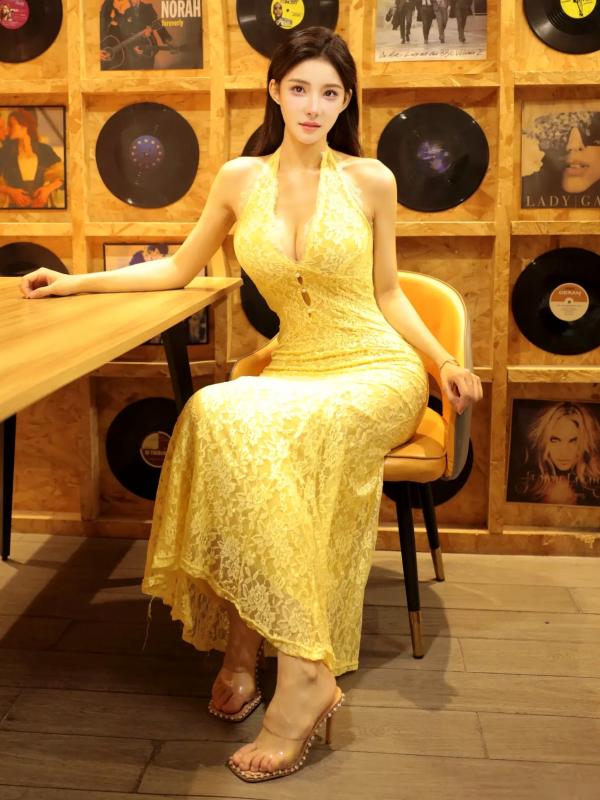 李霜 梨霜儿  梨霜儿 黑胶唱片复古写真，身着亮黄色蕾丝紧身衣展露性感S型好身材，氛围感十足的私房诱惑大片第3张图片