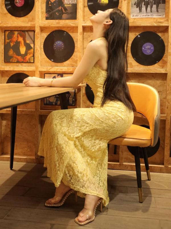 李霜 梨霜儿  梨霜儿 黑胶唱片复古写真，身着亮黄色蕾丝紧身衣展露性感S型好身材，氛围感十足的私房诱惑大片第5张图片