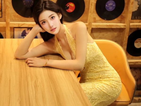 李霜 梨霜儿  梨霜儿 黑胶唱片复古写真，身着亮黄色蕾丝紧身衣展露性感S型好身材，氛围感十足的私房诱惑大片第8张图片