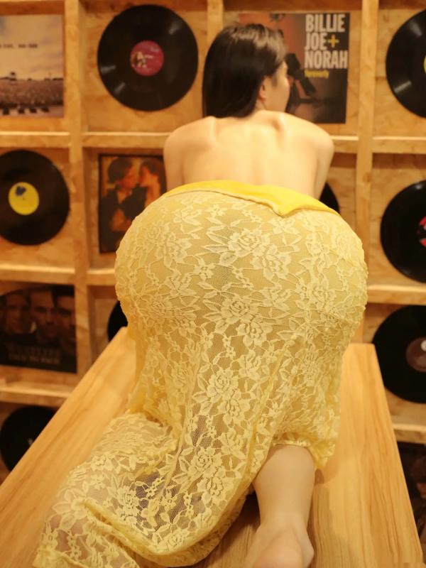 李霜 梨霜儿  梨霜儿 黑胶唱片复古写真，身着亮黄色蕾丝紧身衣展露性感S型好身材，氛围感十足的私房诱惑大片第51张图片