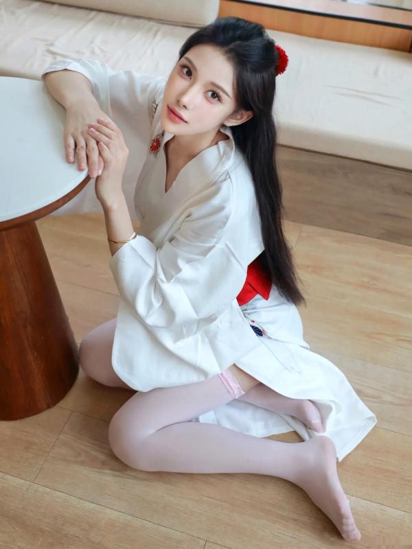 李霜 梨霜儿  梨霜儿 - 潘金莲主题私房大尺度写真，日系和服变身与纯欲白丝诱惑，肤白如雪，尽显极致性感魅力第1张图片