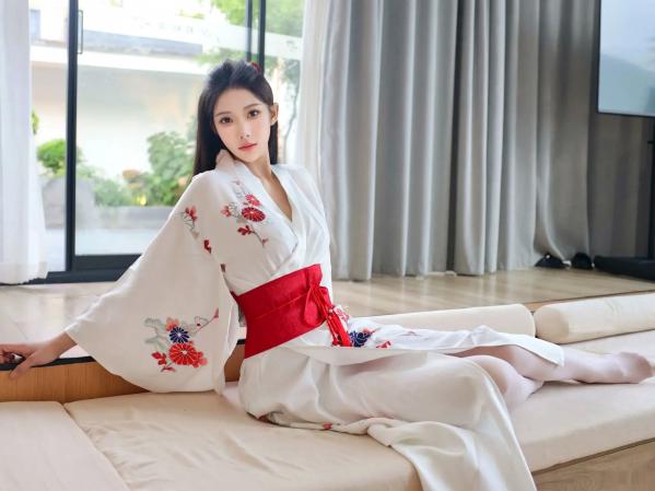 李霜 梨霜儿  梨霜儿 - 潘金莲主题私房大尺度写真，日系和服变身与纯欲白丝诱惑，肤白如雪，尽显极致性感魅力第3张图片