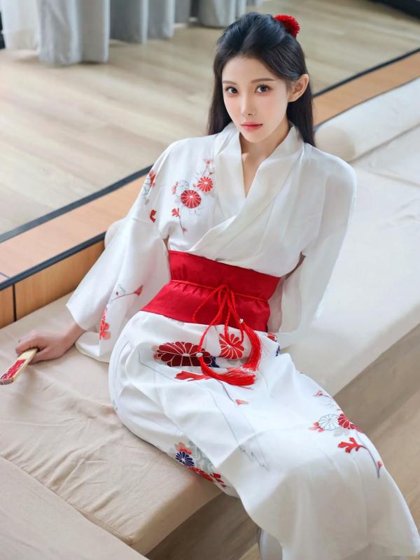 李霜 梨霜儿  梨霜儿 - 潘金莲主题私房大尺度写真，日系和服变身与纯欲白丝诱惑，肤白如雪，尽显极致性感魅力第4张图片