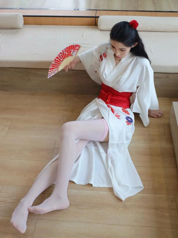 李霜 梨霜儿  梨霜儿 - 潘金莲主题私房大尺度写真，日系和服变身与纯欲白丝诱惑，肤白如雪，尽显极致性感魅力第7张图片