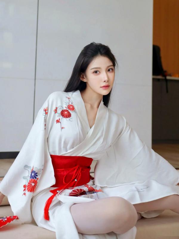 李霜 梨霜儿  梨霜儿 - 潘金莲主题私房大尺度写真，日系和服变身与纯欲白丝诱惑，肤白如雪，尽显极致性感魅力第11张图片