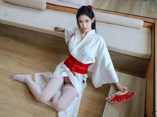 李霜 梨霜儿  梨霜儿 - 潘金莲主题私房大尺度写真，日系和服变身与纯欲白丝诱惑，肤白如雪，尽显极致性感魅力第12张图片