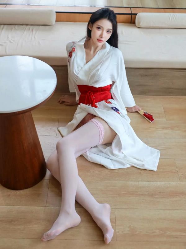 李霜 梨霜儿  梨霜儿 - 潘金莲主题私房大尺度写真，日系和服变身与纯欲白丝诱惑，肤白如雪，尽显极致性感魅力第18张图片
