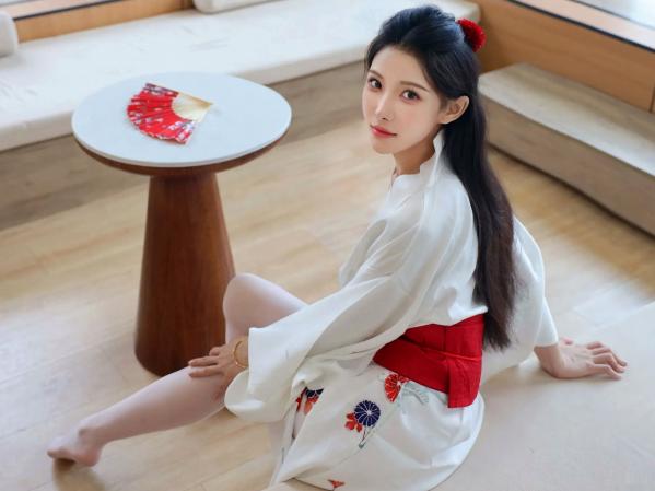 李霜 梨霜儿  梨霜儿 - 潘金莲主题私房大尺度写真，日系和服变身与纯欲白丝诱惑，肤白如雪，尽显极致性感魅力第25张图片