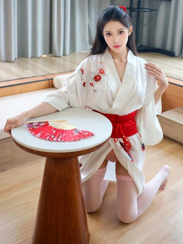 李霜 梨霜儿  梨霜儿 - 潘金莲主题私房大尺度写真，日系和服变身与纯欲白丝诱惑，肤白如雪，尽显极致性感魅力第26张图片