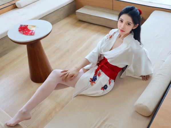 李霜 梨霜儿  梨霜儿 - 潘金莲主题私房大尺度写真，日系和服变身与纯欲白丝诱惑，肤白如雪，尽显极致性感魅力第27张图片