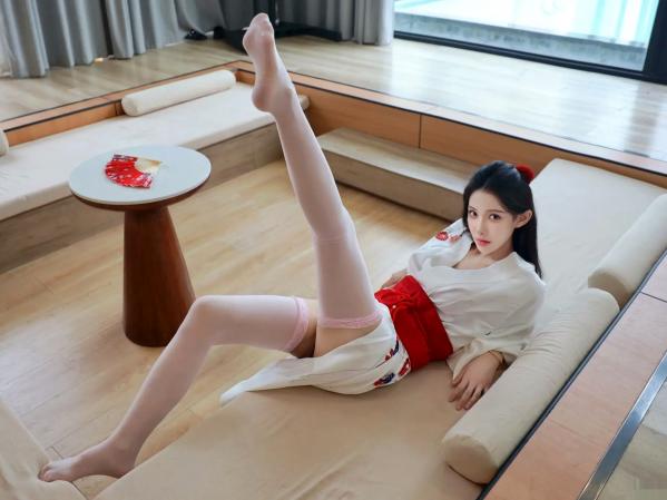 李霜 梨霜儿  梨霜儿 - 潘金莲主题私房大尺度写真，日系和服变身与纯欲白丝诱惑，肤白如雪，尽显极致性感魅力第30张图片