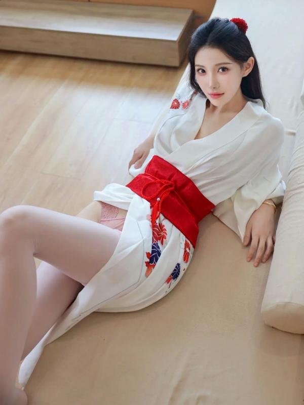 李霜 梨霜儿  梨霜儿 - 潘金莲主题私房大尺度写真，日系和服变身与纯欲白丝诱惑，肤白如雪，尽显极致性感魅力第31张图片