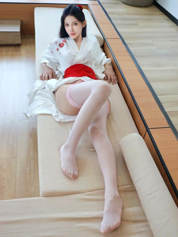 李霜 梨霜儿  梨霜儿 - 潘金莲主题私房大尺度写真，日系和服变身与纯欲白丝诱惑，肤白如雪，尽显极致性感魅力第44张图片